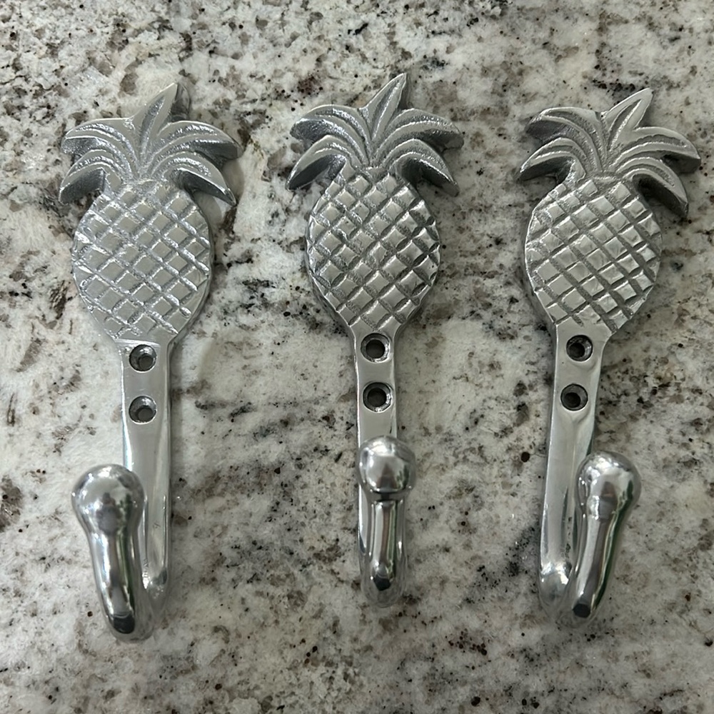Silver metal Pineapple 🍍 hooks!